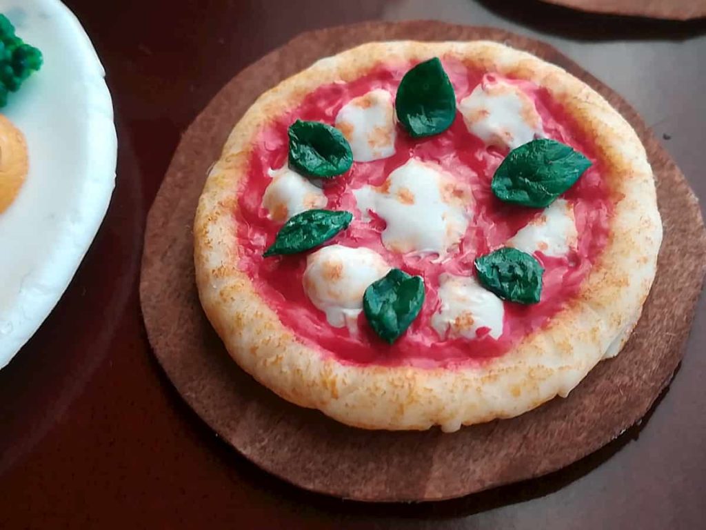 樹脂粘土のミニチュアピザ