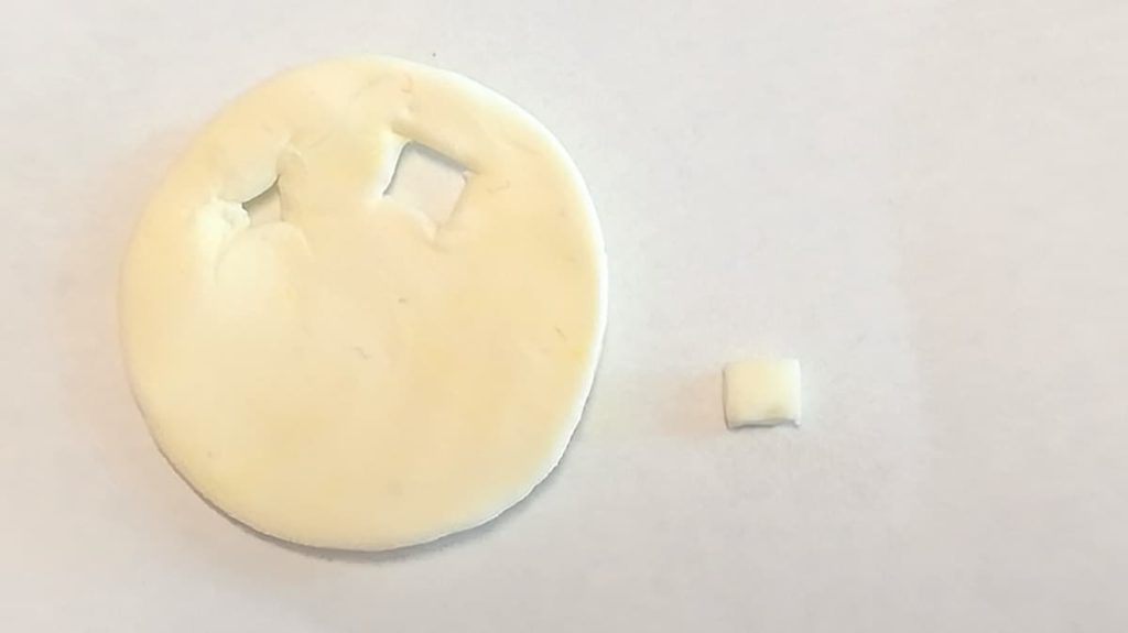 バターの形に切り抜かれた樹脂粘土